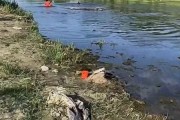 男孩墜河漂里后獲救 生死一線之間(男孩溺水打撈視頻)