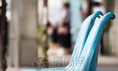 公交站椅子到底怎么了？乘客只能坐半個屁股背后的真相(公交站臺凳子)