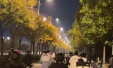 大學(xué)生夜騎到達(dá)開封找交警拍照合影