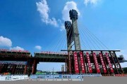 噸大橋空中成功轉(zhuǎn)身引關(guān)注，背后技術(shù)揭秘(萬噸大橋空中轉(zhuǎn)體)