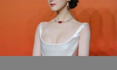 趙露思低胸裝展現(xiàn)女神氣質(zhì)，性感美麗雙重加分