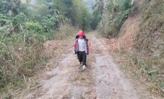 女子替丈夫討薪匍匐在地痛哭，揭示勞動者維權(quán)難的現(xiàn)實(女子替丈夫坐牢的電視劇)