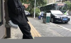 公交站椅子只能坐半個屁股 乘客紛紛吐槽不人性化(公交車站的座椅)