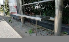 公交站椅子設計不合適 讓人只能坐半個屁股的問題該如何解決(公交站臺凳子)
