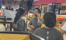 福建打假博主遭圍毆，商戶是否應(yīng)該為此承擔(dān)責(zé)任(福建嚴(yán)打假鞋)