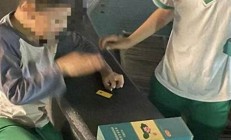 男子沉迷煙卡拍攝，手指潰爛背后的原因