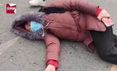 曹縣女子痛哭討薪，匍匐在地背后令人深思的勞動(dòng)權(quán)益問(wèn)題 - 副本