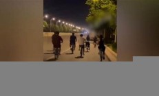 大學(xué)生夜騎到達(dá)開封找交警拍照合影(大學(xué)生騎車回家)